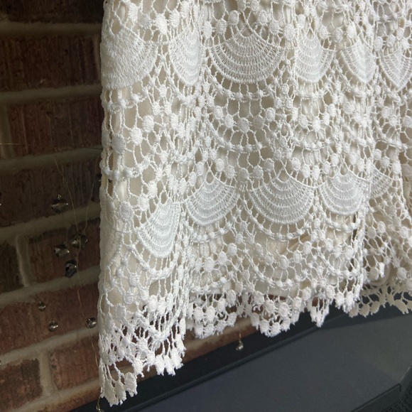 a.n.a Crochet Lace Scalloped White Elastic Shorts, Size M - Picture 2 of 8